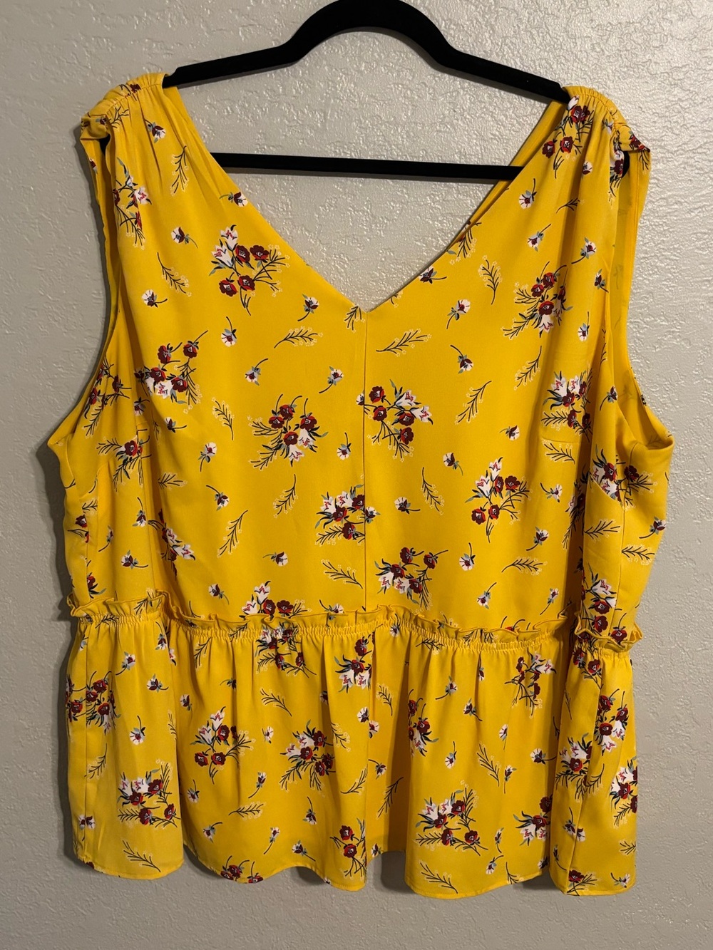 LOFT Plus Yellow Floral Patterned Sleeveless Peplum Top